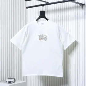 Short-sleeved T-shirt with a checkered warhorse motif