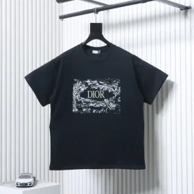 Short-sleeved T-shirt with a floral foam letter logo on the chest