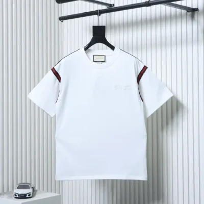 Short-sleeved T-shirt with a red and green embroidered logo in a bow shape on the shoulders and sleeves. - etkick reps