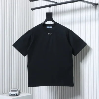 Short-sleeved T-shirt with a triangular metal logo on the collar - etkick reps