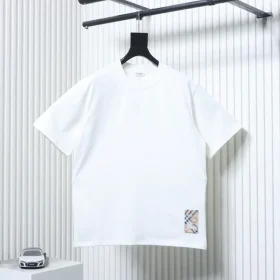 Short-sleeved T-shirt with checkered warhorse appliqué at the hem