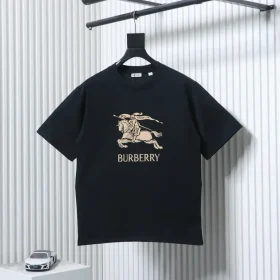 Short-sleeved T-shirt with color gradient, check pattern and logo print of a war horse