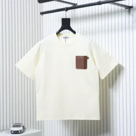 Short-sleeved T-shirt with embossed leather logo pocket