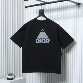 Short-sleeved T-shirt with reflective triangle motif