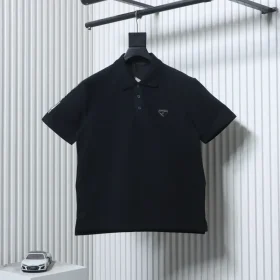 Short-sleeved polo shirt with metallic triangle logo and silver lettering on the sleeve cuffs