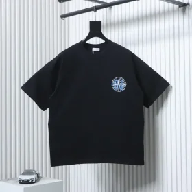 Short-sleeved shirt with compass lettering on the back