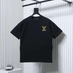 Short-sleeved shirt with three-dimensional logo embroidery