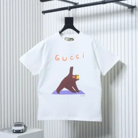 Short-sleeved white shirt with cartoon motif